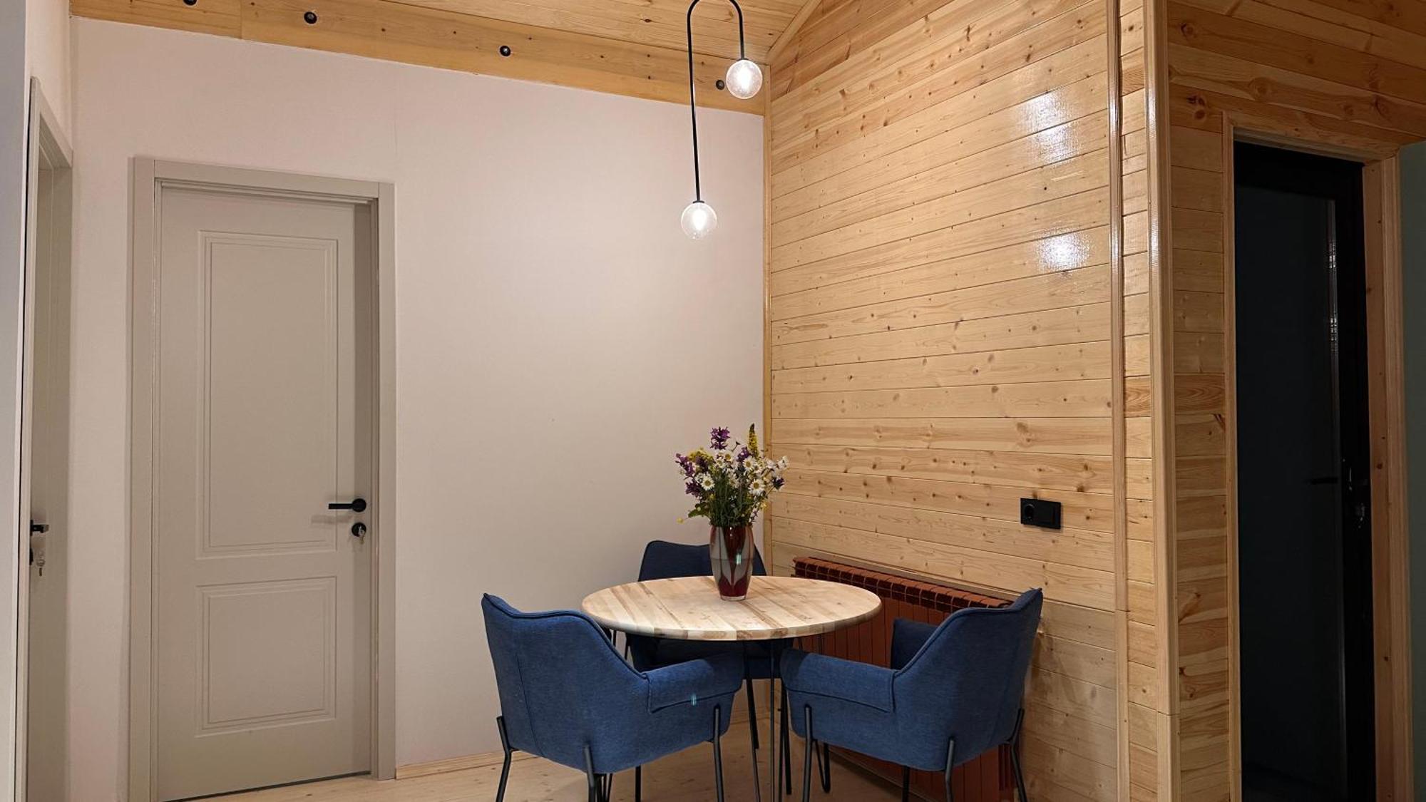 דירה Cozy Wooden House Near